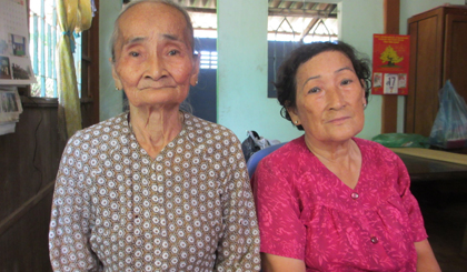  Mẹ Việt Nam Anh hùng Nguyễn Thị Mỹ (trái) và em gái út là Nguyễn Thị Việt Phương.