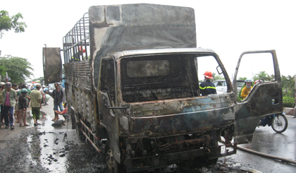 Xe tải và hàng hóa bị thiêu rụi hoàn toàn.