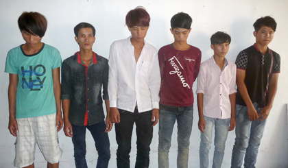 : Các đối tượng tại cơ quan công an (từ trái qua phải: Viễn, Huỳnh Văn Cường, Thanh, Đạt, Lê Hùng Cường, Luân).