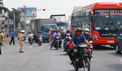 Cảnh sát giao thông ĐB - ĐS giữ gìn trật tự ATGT.