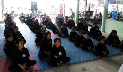 Các học viên chuẩn bị thi lên đai.