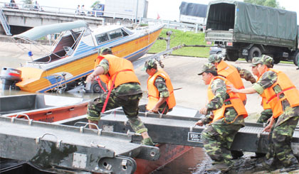 Cán bộ, chiến sĩ Phòng Hậu cần - Bộ CHQS tỉnh luyện tập tham dự Hội thi cứu hộ, cứu nạn do Quân khu 9 tổ chức.