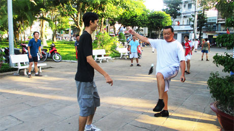 Nhiều người dân thành phố chọn môn đá cầu để rèn luyện sức khỏe. 