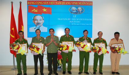 Đại tá Nguyễn Hữu Trí trao Huy hiệu 30 năm tuổi Đảng.