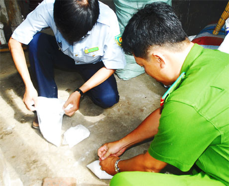 Công an cùng Thanh tra Sở NN và PTNT lấy mẫu thức ăn nghi có chất cấm.