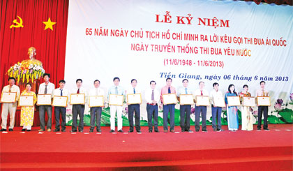 Ông Nguyễn Văn Khang, Chủ tịch UBND tỉnh trao Huân chương Lao động trong Lễ Kỷ niệm 65 năm ngày Bác Hồ ra Lời kêu gọi thi đua ái quốc.