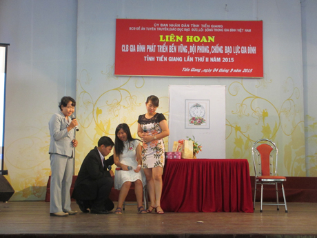  Ban tổ chức và Ban giám khảo chụp ảnh lưu niệm với các đơn vị đoạt giải. 