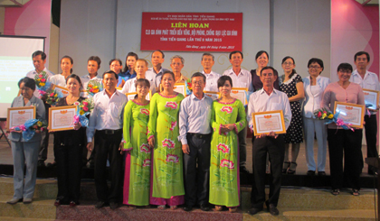  Ban tổ chức và Ban giám khảo chụp ảnh lưu niệm với các đơn vị đoạt giải. 