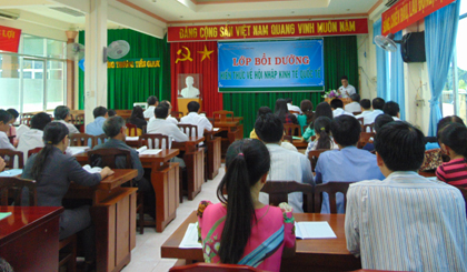 các học viên tham gia lớp bồi dưỡng kiến thức về hội nhập kinh tế quốc tế 