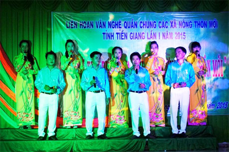 Liên hoan văn nghệ quần chúng các xã nông thôn mới năm 2015.