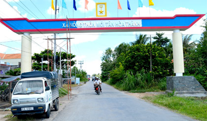Tân Hòa Thành trang hoàng cổng chào chuẩn bị cho ngày ra mắt xã đạt chuẩn NTM.