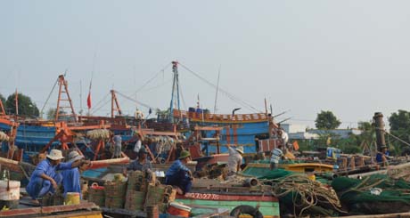 Tàu, thuyền đánh bắt hải sản của ngư dân Vàm Láng chuẩn bị ra khơi.