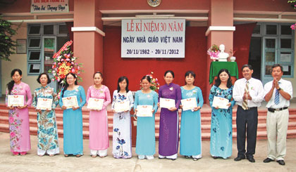 Cô Trần Thị Trang (đứng thứ 4 từ phải sang).