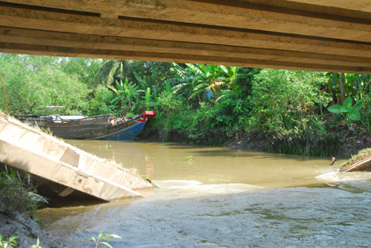 Ghe tàu cũng không thể lưu thông qua đoạn kinh này. 