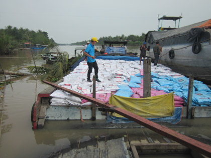 Chiếc ghe chở thức ăn bị chìm sau khi va chạm với sà lan chở dầu