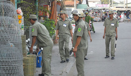 Thị trấn Tân Hòa có chợ huyện nằm trên địa bàn, có nhiều hộ tập trung kinh doanh, mua bán. Do vậy, việc đậu đỗ phương tiện lấn chiếm lòng, lề đường thường xảy ra