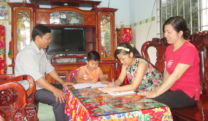 Gia đình hạnh phúc là nền tảng để nuôi dạy con cái nên người (trong ảnh, gia đình anh Trần Hiếu Đạt - chị Dương Thị Ngọc Uyên, ngụ xã Thanh Bình, là gia đình hạnh phúc tiêu biểu của huyện Chợ Gạo). Ảnh: THU HOÀI