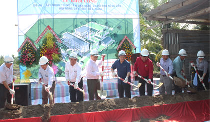 Thực hiện nghi thức khởi công.