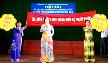 Nhiều hoạt động tuyên truyền nhằm nâng cao nhận thức người dân về xây dựng gia đình hạnh phúc. Ảnh: Hướng Thu Hương