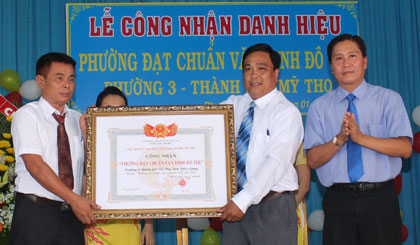 Ông Nguyễn Văn Vững, Phó Chủ tịch UBND TP. Mỹ Tho Trao Bằng công nhận “Phường đạt chuẩn văn minh đô thị” năm 2015 cho cán bộ và nhân dân trong phường