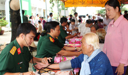 Quân y Tỉnh đội khám bệnh, cấp thuốc cho bà con nghèo vùng sâu. Ảnh: LÊ TIỄN