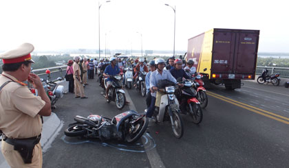 Cơ quan chức năng đang khám nghiệm hiện trường, xe ùn ứ trên cầu Rạch Miễu.