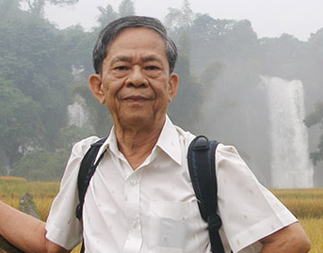 Nhà văn Trần Thanh Giao ở thác Bản Giốc