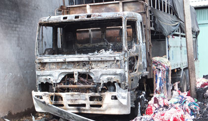 Xe tải bị lửa thiêu rụi phần đầu xe.