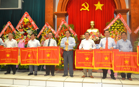 Lãnh đạo tỉnh tặng Cờ thi đua cho các tập thể.