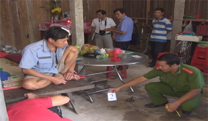 Hiện trường nơi Tân núp dưới sàn ván bị người dân phát hiện.