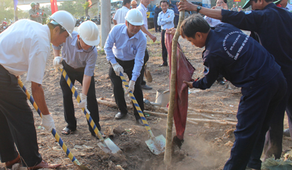 Lãnh đạo thành phố Mỹ Tho tham gia trồng cây Sao