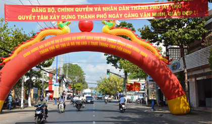 Đường phố TP. Mỹ Tho được trang hoàng rực rỡ chào mừng Lễ công bố quyết định công nhận đô thị loại I trực thuộc tỉnh. Ảnh: Vân Anh