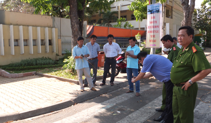 Cơ quan chức năng đang khám nghiệm hiện trường.