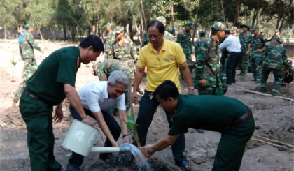 Cán bộ lãnh đạo 2 ngành cùng tham gia trồng cây.