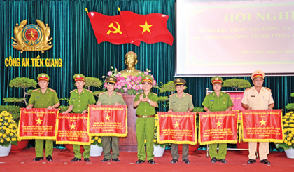 Công an huyện Cai Lậy (thứ hai từ trái sang) nhận Cờ thi đua xuất sắc do Tổng cục Chính trị CAND tặng tại Hội nghị tổng kết công tác Công an năm 2015.