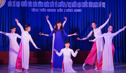 Một tiết mục hát - múa tại liên hoan.