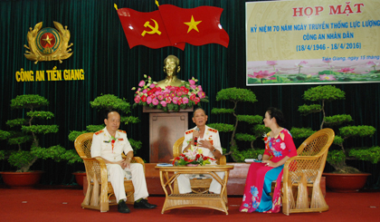 Trung tướng Nguyễn Việt Thành (giữa) trong buổi giao lưu cùng cán bộ, chiến sĩ CATG nhân 70 năm Ngày truyền thống lực lượng Tham mưu CAND.