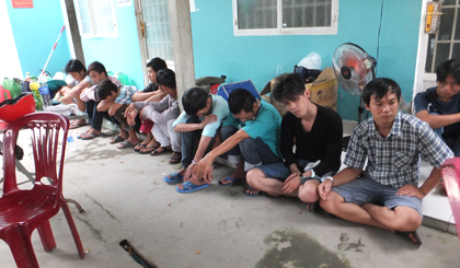 Các đối tượng cùng hung khí thu được tại nhà nghỉ.