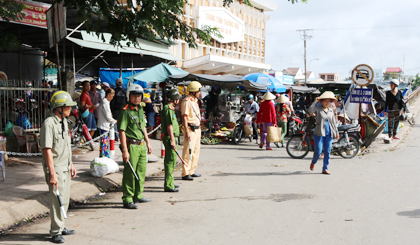 Công an huyện Cái Bè phối hợp với Công an thị trấn Cái Bè tuần tra chấn chỉnh trật tự đô thị.