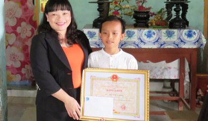 Trao bằng khen của chủ tịch UBND tỉnh cho em Hồ Văn Cường.