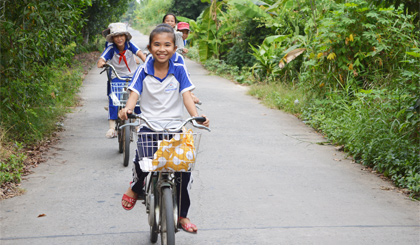 Học sinh nghèo vùng nông thôn cần được hỗ trợ để đến trường.