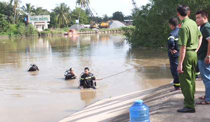 Lực lượng cứu hộ đang mò tìm thi thể nạn nhân