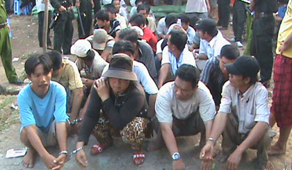 Các đối tượng tham gia đá gà ăn thua bằng tiền bị bắt giữ 