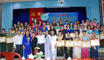 Hội LHPN tỉnh tặng Bằng khen cho 49 tập thể và cá nhân đạt thành tích xuất sắc trong thực hiện Chỉ thị 03-CT/TW của Bộ Chính trị.