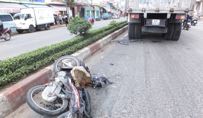 Xe mô tô nát bét sau khi va chạm với xe tải.