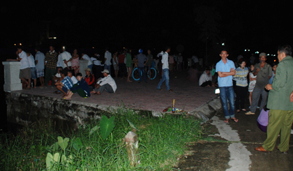 Người dân hiếu kỳ theo dõi thợ lặn tìm kiếm nạn nhân.