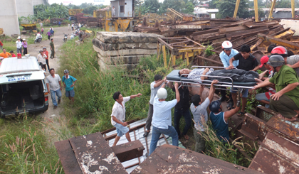 Người dân hỗ trợ đưa nạn nhân đi cấp cứu.