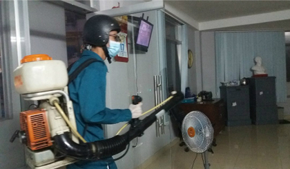  Nhân viên y tế dự phòng phun thuốc diệt muỗi chống Zika, sốt xuất huyết tại TP HCM chiều 21/10. Ảnh: Hoài Nhơn.