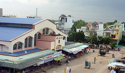 Các công trình thương mại, dịch vụ của TX. Cai Lậy chỉ mới đạt 12,5% so với tiêu chuẩn đô thị loại III phải đạt từ 50% trở lên (Ảnh chụp ở chợ Cai Lậy). 