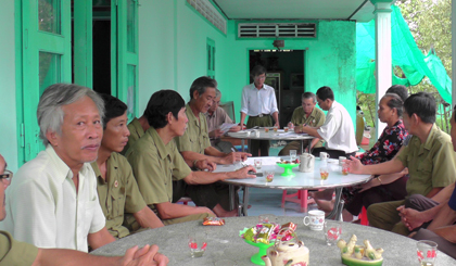 Các thành viên Tổ cung cấp tin ấp Xuân Sắc và hội viên Hội CCB được thông tin về tình hình an ninh trật tự trong buổi sinh hoạt định kỳ.